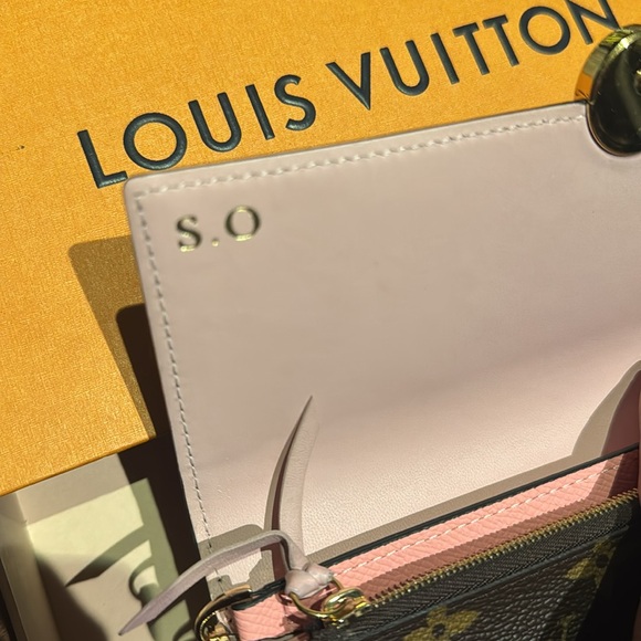 LOUIS VUITTON
Rose Ballerine Monogram
Canvas Flore Wallet - Picture 11 of 12